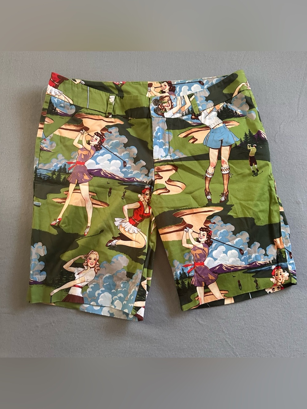 Loudmouth Bermuda Golf Shorts Women’s Size 14 Colorful Women Pin Ups Green AOP